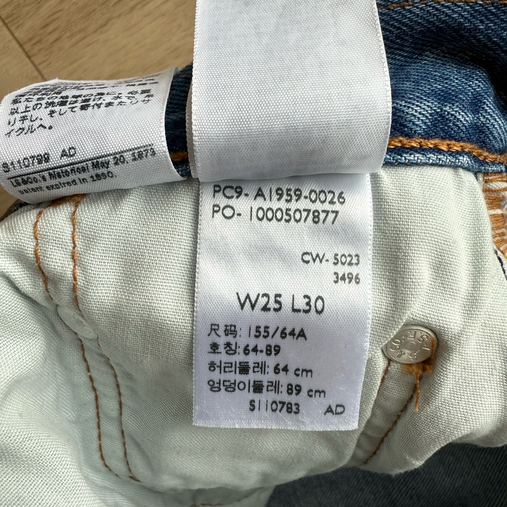 Levi's 501 90s Selvedge Straight Leg Jeans in Light Blue Wash - Picture 5 of 5